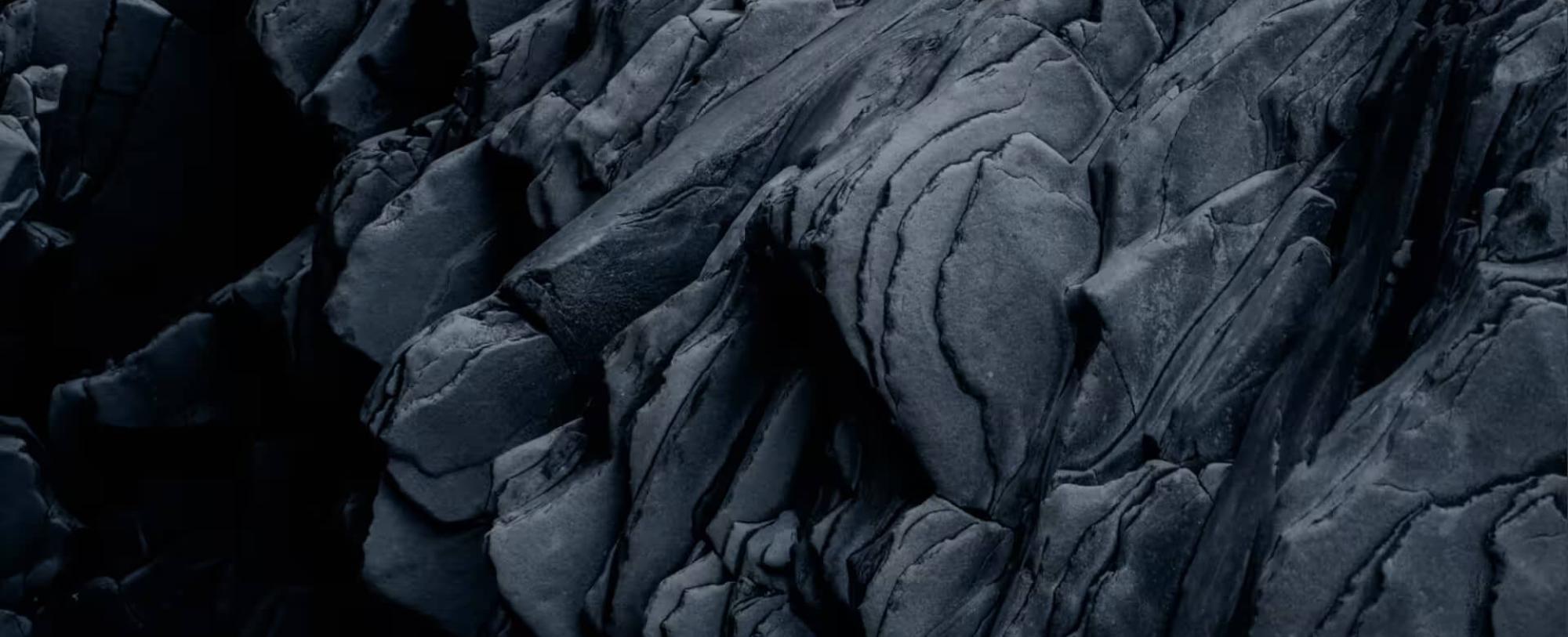 Eine grau-schwarze Felswand